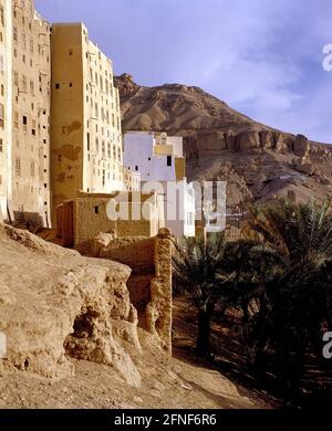 Grattacieli alla periferia della città di Shibam, la cosiddetta città dei grattacieli, nel Wadi Hadramaut, ai margini del deserto di Ar Rub al Khali. [traduzione automatizzata] Foto Stock