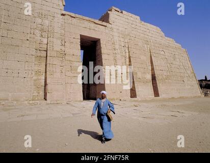 Tempio mortuario presso il sito rovinato di Medinet Habu vicino Luxor. [traduzione automatizzata] Foto Stock