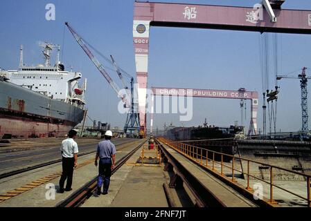 Kaohsiung, il porto più grande di Taiwan, ha il più grande cantiere navale e uno dei più grandi cantieri al mondo. Ha il secondo bacino di aride più grande del mondo, che può costruire simultaneamente quattro navi oltre 10,000 tonnellate. [traduzione automatizzata] Foto Stock