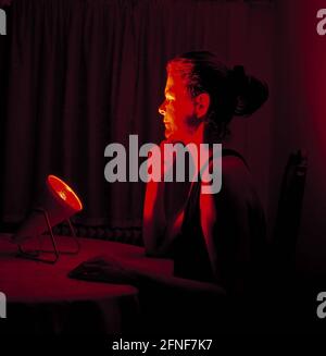 Per raffreddori e tensione muscolare un boon, la terapia termica attraverso l'irradiazione con luce infrarossa. [traduzione automatizzata] Foto Stock