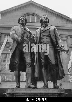 Johann Wolfgang Goethe e Friedrich Schiller sul monumento di Ernst Rietschel. Il monumento è stato inaugurato nel 1857 di fronte al Teatro Nazionale. [traduzione automatizzata] Foto Stock