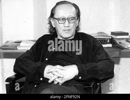 Heiner Müller (1929-1995), scrittore, drammaturgo e regista tedesco, nel suo studio nel suo appartamento di Berlino. [traduzione automatizzata] Foto Stock