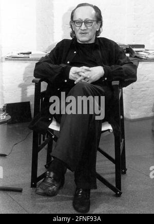 Heiner Müller (1929-1995), scrittore, drammaturgo e regista tedesco, nel suo studio nel suo appartamento di Berlino. [traduzione automatizzata] Foto Stock
