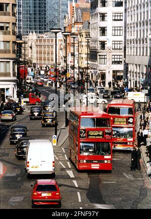 Traffico nel centro di Londra, autobus a due piani di fronte. [traduzione automatizzata] Foto Stock