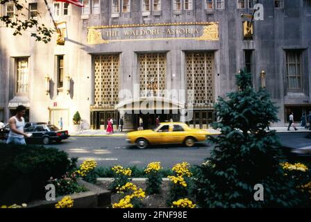 L'ingresso al Waldorf-Astoria Hotel di New York, uno degli hotel più famosi al mondo. [traduzione automatizzata] Foto Stock