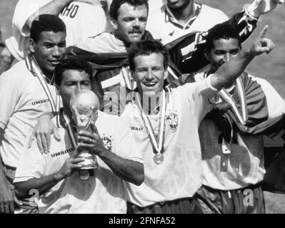 Foto data: 17.07.1994 dopo la finale della Coppa del mondo, in cui il Brasile ha battuto l'Italia 3-2, l'attaccante brasiliano Romario bacia il trofeo della Coppa del mondo, Dunga sulla destra. [traduzione automatizzata] Foto Stock