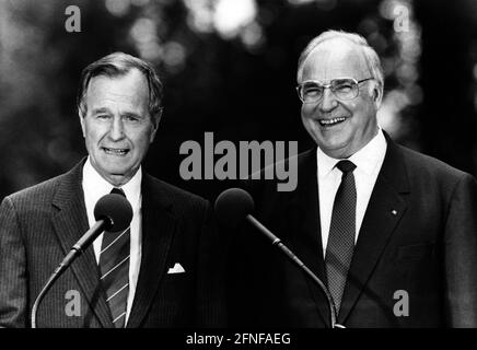 Il Presidente DEGLI STATI UNITI George Herbert Walker Bush insieme al Cancelliere tedesco Helmut Kohl in occasione di una conferenza stampa tenutasi a Bonn il 31 maggio. Bush era il suo primo viaggio in Germania come presidente. In precedenza, vi erano stati disaccordi sulla questione dello spiegamento dei missili, ma erano stati risolti. [traduzione automatizzata] Foto Stock