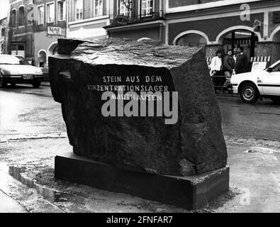 'Due settimane prima del centesimo compleanno di Hitler, questo memoriale sotto forma di una pietra cucita del campo di concentramento di Mauthausen fu eretto a Braunau am Inn di fronte al suo luogo di nascita. In questo modo, il sindaco Gerhard Skiba voleva rappresentare pubblicamente la posizione della città al suo figlio più famoso e respingere i movimenti neo-nazisti. La pietra reca l'iscrizione ''per la libertà di pace e la democrazia mai più fascismo milioni di morti ammoniti'' e sulla parte posteriore 'tono dal campo di concentramento Mauthausen''. [traduzione automatizzata]" Foto Stock