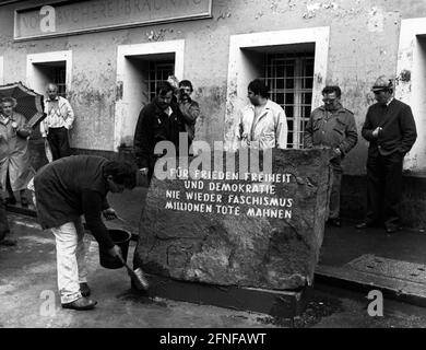 'Due settimane prima del centesimo compleanno di Hitler, questo memoriale sotto forma di una pietra cucita del campo di concentramento di Mauthausen fu eretto a Braunau am Inn di fronte al suo luogo di nascita. In questo modo, il sindaco Gerhard Skiba voleva rappresentare pubblicamente la posizione della città al suo figlio più famoso e respingere i movimenti neo-nazisti. La pietra reca l'iscrizione ''per la libertà di pace e la democrazia mai più fascismo milioni di morti ammoniti'' e sulla parte posteriore 'tono dal campo di concentramento Mauthausen''. [traduzione automatizzata]" Foto Stock