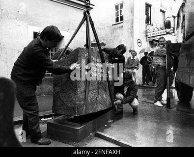 'Due settimane prima del centesimo compleanno di Hitler, questo memoriale sotto forma di una pietra cucita del campo di concentramento di Mauthausen fu eretto a Braunau am Inn di fronte al suo luogo di nascita. In questo modo, il sindaco Gerhard Skiba voleva rappresentare pubblicamente la posizione della città al suo figlio più famoso e respingere i movimenti neo-nazisti. La pietra reca l'iscrizione ''per la libertà di pace e la democrazia mai più fascismo milioni di morti ammoniti'' e sulla parte posteriore 'tono dal campo di concentramento Mauthausen''. [traduzione automatizzata]" Foto Stock