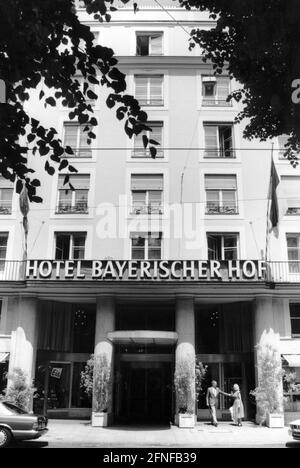Vista sull'ingresso dell'Hotel Bayerischer Hof di Monaco. [traduzione automatizzata] Foto Stock