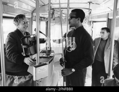 Un autista del tram saluta un partecipante alle Olimpiadi di Monaco, presumibilmente il lanciatore di giavelin Lolesio Tuita, sul tram. [traduzione automatizzata] Foto Stock