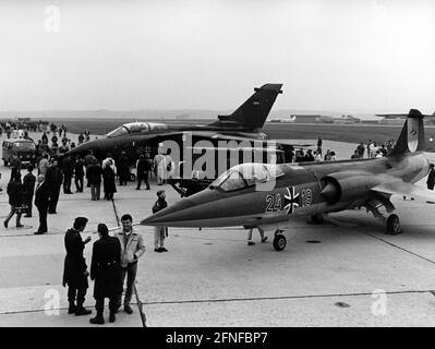 "Il Lockheed F-104 G Starfighter della Bundeswehr. A causa dei suoi quasi 300 crash su 900 copie procurati, lo Starfighter era famoso per i suoi numerosi incidenti. Nella foto è possibile vedere la sostituzione dell'ultimo Starfighter a Memmingen. E' sostituito dal nuovo Tornado (posteriore), un cosiddetto 'MRCA' Multi Role Combat Aircraft. [traduzione automatizzata]" Foto Stock