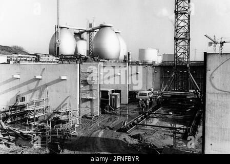 Vista del cantiere dell'impianto di trattamento delle acque reflue di Emscher a Bottrop. E' stato costruito come parte dell'International Building Exhibition. Le torri di digestione della pianta possono essere viste sullo sfondo. [traduzione automatizzata] Foto Stock