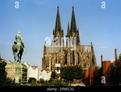 Vista sulla Cattedrale di Colonia. A sinistra in primo piano una statua equestre di Kaiser Wilhelm II [traduzione automatizzata] Foto Stock