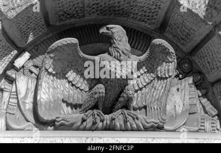 A Berlino sotto gli alberi di tiglio è l'aquila federale. Fotografia non datata, circa 1950. [traduzione automatizzata] Foto Stock