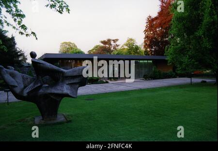 Vista del Bungalow del Cancelliere Federale con scultura in autunno. Sullo sfondo si possono vedere gli alberi autunnali colorati. [traduzione automatizzata] Foto Stock