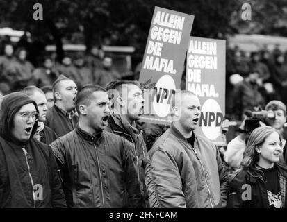 "Partecipanti ad una dimostrazione di NPD a Bonn. Tengono in mano i cartelli che recavano ''solo contro la mafia. NPD'' [traduzione automatizzata]' Foto Stock