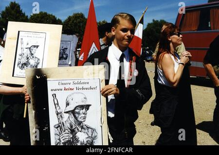 "Questa foto mostra neo-nazisti che si esibiscono ad Amburgo-Bergedorf contro la mostra Wehrmacht che si svolge ad Amburgo. I manifesti leggevano:'' i nostri soldati non erano criminali!'' E i neo-nazisti reggono le bandiere nere-bianche-rosse, i colori del Reich dei socialisti nazionali. [traduzione automatizzata]" Foto Stock