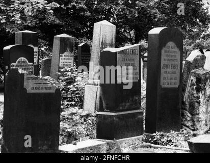 'Lapidi al cimitero della comunità sinagoga ebraica ''Adass Yisroel'' a Berlino. Il cimitero si trova a Wittlicherstraße, nel quartiere berlinese di Weißensee. Il cimitero di questa comunità ebraica, fondato nel 1869 e sterminato dai socialisti nazionali nel 1939, fu riaperto al pubblico solo nel 1986. [traduzione automatizzata]" Foto Stock