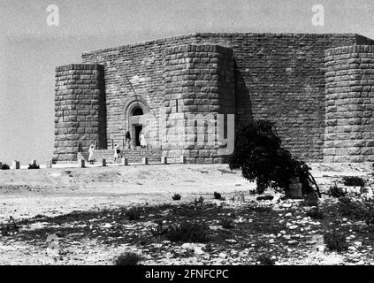 La gravesite di guerra a forma di ottagono fu eretta nel 1959. Qui sono sepolti circa 4200 soldati tedeschi caduti dei Corps di Afrika. [traduzione automatizzata] Foto Stock