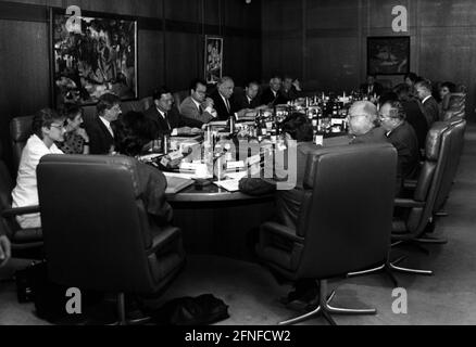 Fotografia non datata di una riunione del Gabinetto federale nella Cancelleria federale di Bonn, presieduta dal Cancelliere Helmut Kohl (fila centrale sinistra). Da Kohl a sinistra Klaus Kinkel, Carl-Dieter Spranger, x, x, Gerda Hasselfeldt, , x, Norbert Blüm a destra Friedrich Bohl. Di fronte Angela Merkel. [traduzione automatizzata] Foto Stock