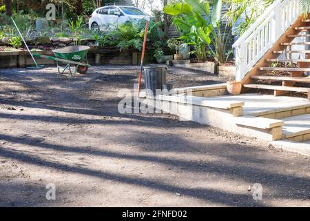 Australian casa e giardino di proprietà rilasciato, tappeto erboso posato su prato area pronto a ricevere prato erboso, Sydney, Australia Foto Stock