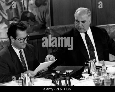 Il Cancelliere federale Helmut Kohl (destra) con il Ministro degli esteri federale Klaus Kinkel. [traduzione automatizzata] Foto Stock