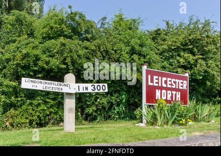 Segnaletica sulla piattaforma per la stazione di Leicester North sulla Great Central Railway, Regno Unito Foto Stock