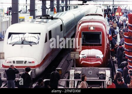 'A ''Guest'' dalla Francia si trova accanto a un TRENO ICE alla stazione principale di Monaco. Il treno ad alta velocità ''Thalys'' è venuto a Monaco come ospite d'onore della settimana dell'evento ''Primavera Francese in Baviera''. [traduzione automatizzata]" Foto Stock