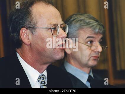 Questa foto mostra il Ministro federale della difesa Rudolf Scharping (a sinistra) e il Ministro federale degli esteri Joschka Fischer (a destra). [traduzione automatizzata] Foto Stock