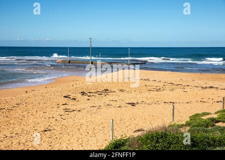 Spiaggia di Mona vale, piscina di roccia sulla spiaggia di Mona vale Spiagge del nord di Sydney, NSW, Australia Foto Stock
