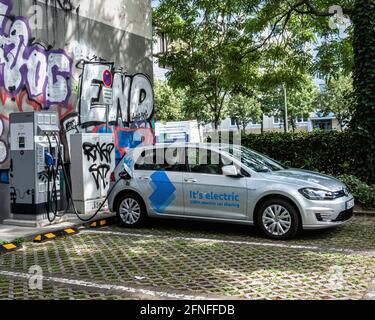 Punto di ricarica per auto elettriche a Landsberger Allee, Prenzlauer Berg, Berlino Foto Stock