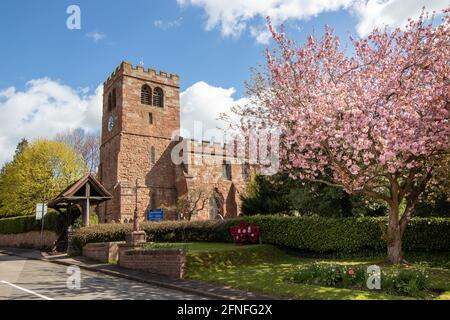 La Chiesa di Santa Maria e di tutti i Santi si trova nel centro di Fillongley sulla strada Coventry. Foto Stock