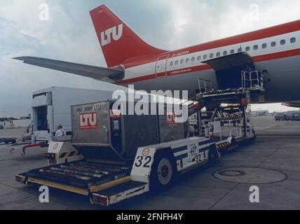 Un Aribus A330-300 della LTU della compagnia aerea è caricato con catering sul grembiule. [traduzione automatizzata] Foto Stock