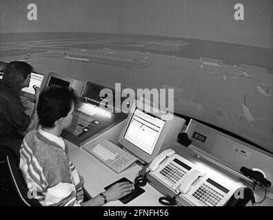 I futuri controllori del grembiule dell'aeroporto di Monaco II utilizzano un simulatore appositamente progettato per svolgere il loro lavoro dopo l'apertura dell'aeroporto il 17 maggio 1992. [traduzione automatizzata] Foto Stock