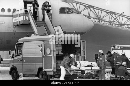 "I vigili del fuoco evacuano una ''vittima'' da un aereo. Con questo esercizio, le forze di soccorso vogliono prepararsi per un'emergenza, un atterraggio di emergenza con diversi feriti e morti. [traduzione automatizzata]" Foto Stock