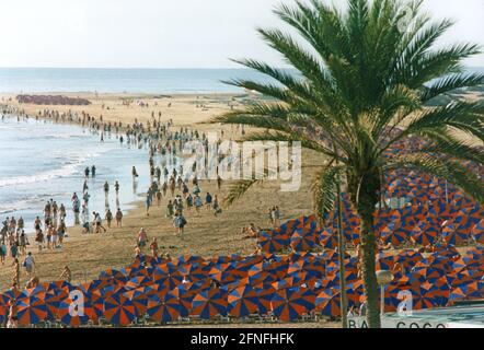 Turisti sulla spiaggia di Playa de Ingles a Gran Canaria. [traduzione automatizzata] Foto Stock