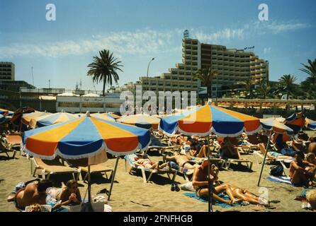 Turisti sulla spiaggia di Playa del Ingles a Gran Canaria. [traduzione automatizzata] Foto Stock