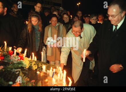 '''Happy commemoration of the hottest November night of the year 1989'', Boesebruecke, 09. Novembre 1989, ex frontiera che attraversa Bornholmer Strasse, qui il confine è stato aperto per la prima volta alle 23.30 circa, il tenente colonnello della sicurezza di Stato Harald Jaeger, responsabile di questa sezione del confine, ha lasciato aperta la barriera, i primi cittadini della RDT hanno attraversato il ponte verso l'ovest di Berlino, Oggi, 10 anni più tardi, a 23.Today, 10 anni più tardi, Alle 11.30, dopo un programma culturale e il discorso dei sindaci di Prenzlauer Berg / Reinhard Kraetzer e Wedding / Hans Misblé, circa Foto Stock