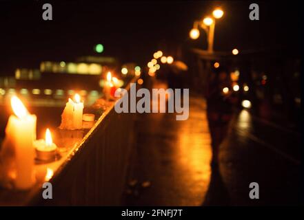 '''Happy commemoration of the hottest November night of the year 1989'', Boesebruecke, 09. Novembre 1989, ex frontiera che attraversa Bornholmer Strasse, qui il confine è stato aperto per la prima volta alle 23.30 circa, il tenente colonnello della sicurezza di Stato Harald Jaeger, responsabile di questa sezione del confine, ha lasciato aperta la barriera, i primi cittadini della RDT hanno attraversato il ponte verso l'ovest di Berlino, Oggi, 10 anni più tardi, a 23.Today, 10 anni più tardi, Alle 11.30, dopo un programma culturale e il discorso dei sindaci di Prenzlauer Berg / Reinhard Kraetzer e Wedding / Hans Misblé, circa Foto Stock