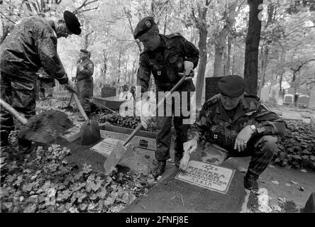 Azione delle forze armate tedesche sul cimitero ebraico di Berlino - Weissensee, dopo che più di cento tombe erano state distrutte poco prima, sono state restaurate dai soldati, con lapidi e tumulo di edera, DEU, Berlin-Weissensee, 26.10.1999, [traduzione automatizzata] Foto Stock