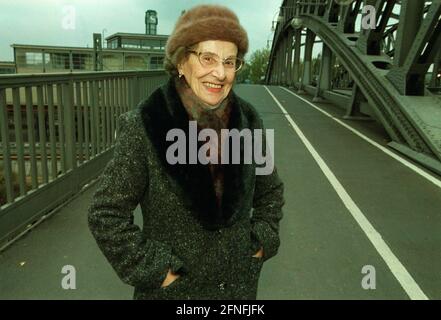 La sig.ra Margarete Behm, sul Boesebruecke (ex ponte di Hindenburg) dove si trovava il valico di frontiera di Bornholmer Strasse prima della caduta del muro, si recò al valico di frontiera di Bornholmer Strasse il 9 novembre 1989, quando sentì parlare dell'apertura del muro nelle ore serali, Indossando una camice da notte e un cappotto, e attraversando il confine con Berlino Ovest, DEU, Berlino-Prenzlauer Berg, 27 ottobre 1999, [traduzione automatizzata] Foto Stock