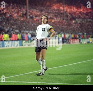 'Campionato europeo 1996 semifinale: Germania - Inghilterra 7:6 n.E./26.06.1996. Andreas ''Andy'' Möller (Germania) in arrogante posa di tifo davanti al blocco dei fan inglesi dopo la sua penalizzazione convertita. Nessuna versione del modello! [traduzione automatizzata]" Foto Stock