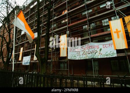 Striscioni presso l'ospedale St. Hedwig nella Grossen Hamburger Strasse nello Spandauer Vorstadt, è minacciato di chiusura da parte del Senato (senatore di salute Huebner), così come altri ospedali cattolici e protestanti, Berlin-Mitte, 15.01.1999, [traduzione automatizzata] Foto Stock