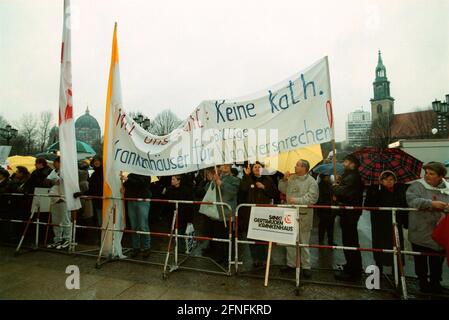 Banner dell'ospedale St. Hedwig di fronte al Municipio Rosso, in una dimostrazione di tutti gli ospedali cattolici e protestanti minacciati di chiusura dal Senato di Berlino (senatore sanitario Huebner / CDU), dimostrazione dalla cattedrale di St. Hedwig al Municipio Rosso, Berlin-Mitte, 15.01.1999, [traduzione automatizzata] Foto Stock