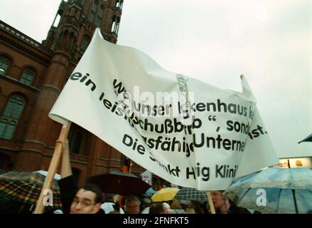 Banner dell'ospedale St. Hedwig di fronte al Municipio Rosso, in una dimostrazione di tutti gli ospedali cattolici e protestanti minacciati di chiusura dal Senato di Berlino (senatore sanitario Huebner / CDU), dimostrazione dalla cattedrale di St. Hedwig al Municipio Rosso, Berlin-Mitte, 15.01.1999, [traduzione automatizzata] Foto Stock