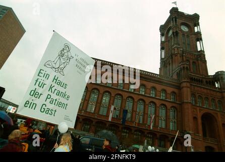 Banner dell'ospedale St. Hedwig di fronte al Municipio Rosso, in una dimostrazione di tutti gli ospedali cattolici e protestanti minacciati di chiusura dal Senato di Berlino (senatore sanitario Huebner / CDU), dimostrazione dalla cattedrale di St. Hedwig al Municipio Rosso, Berlin-Mitte, 15.01.1999, [traduzione automatizzata] Foto Stock