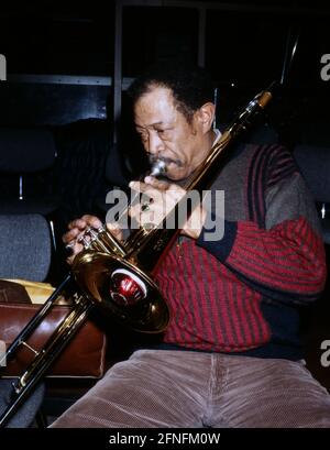 Al Grey, Amerikanischer Jazzposaunist, bei einem Auftritt, 1986. Al Grey, trombonista jazz americano, durante un'esibizione, nel 1986. Foto Stock