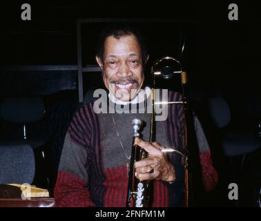 Al Grey, Amerikanischer Jazzposaunist, bei einem Auftritt, 1986. Al Grey, trombonista jazz americano, durante un'esibizione, nel 1986. Foto Stock